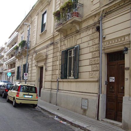 La Maison Des Livres Reggio di Calabria Exterior foto