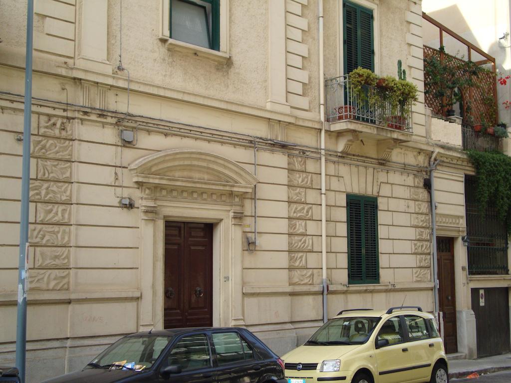 La Maison Des Livres Reggio di Calabria Exterior foto