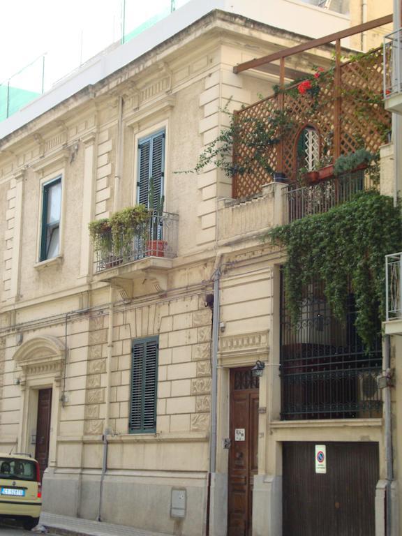La Maison Des Livres Reggio di Calabria Exterior foto